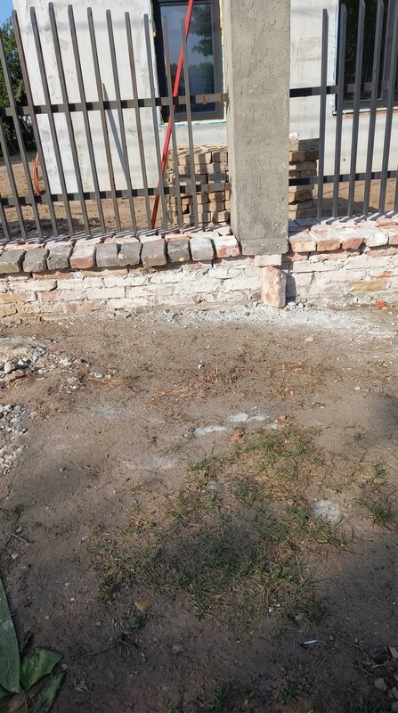 Meglévő lábazat és bontott tégla előkészítése